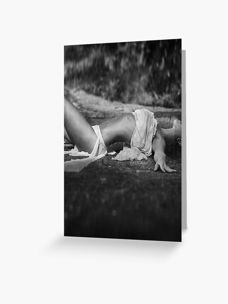 Tarjetas de felicitación «Hermosa joven en ropa playa bajo lluvia torrencial Impresión de arte en blanco y de AwenArtPrints | Redbubble