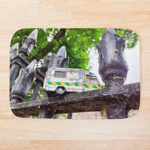 Artikelvorschau, Spielzeug-Krankenwagen entworfen und verkauft von MidnightMagpie.