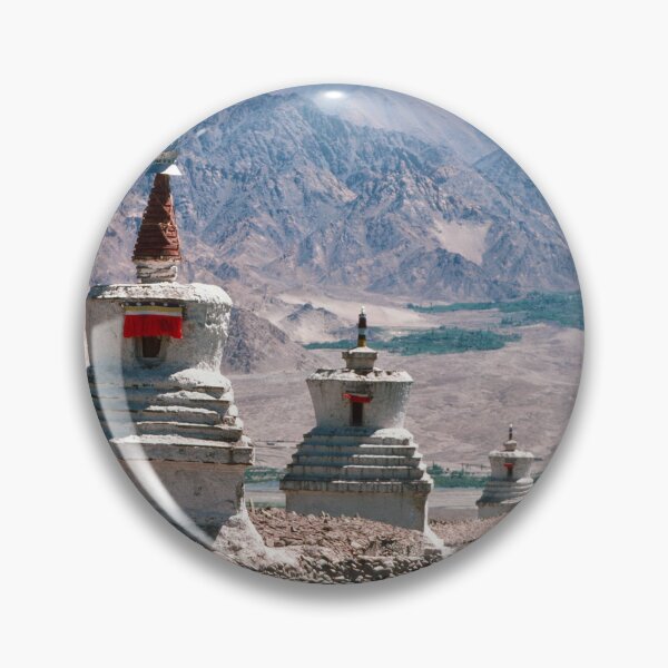 Artikelvorschau, 1970er - Religiöse Symbole aus Leh, Indien - Schneegipfel im Hintergrund entworfen und verkauft von thatwaslife.