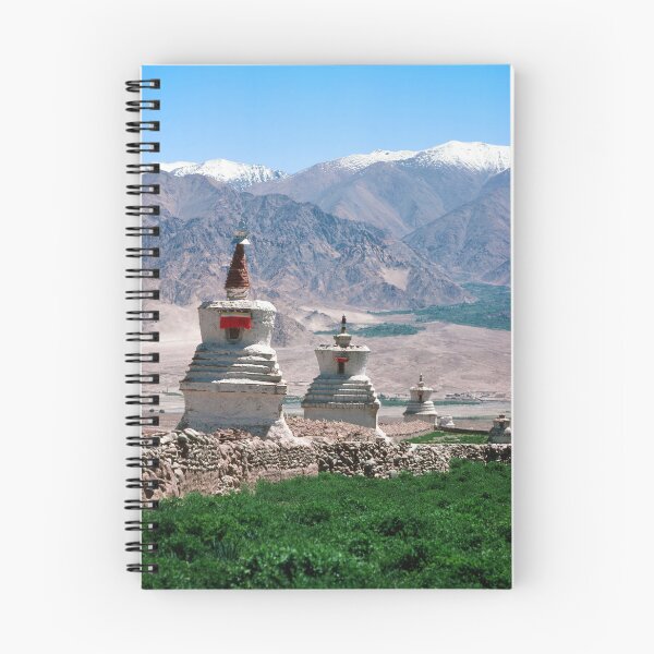 Artikelvorschau, 1970er - Religiöse Symbole aus Leh, Indien - Schneegipfel im Hintergrund entworfen und verkauft von thatwaslife.