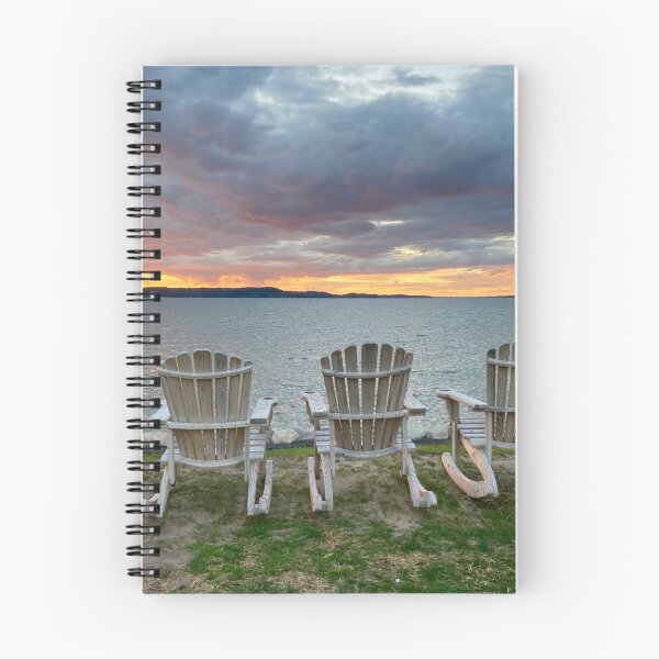 Aperçu de l'œuvre Coucher de soleil au bord du lac avec chaises Adirondack créée et vendue par JuliVogel.