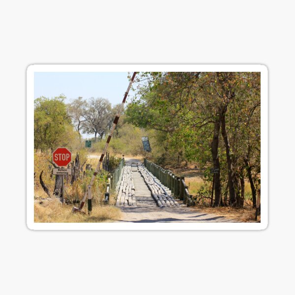 Vista previa del artículo con la obra «Parque Nacional de Botsuana Moremi Reserva Natural de Chobe puente de madera puente de la autopista de peaje barrera de la Madera Puente autopista de peaje Barrera de árboles de un solo carril», diseñado y vendido por eickys.