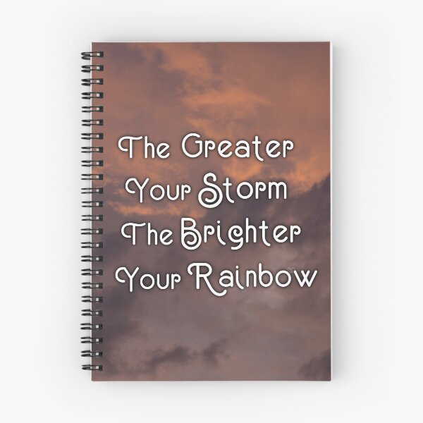 Artikelvorschau, Inspirierendes Zitat und bunte Wolken – orangefarbener und violetter Sonnenuntergangshimmel – Naturästhetische Fotografie und Design – groß und groß – je größer Ihr Sturm, desto heller Ihr Regenbogen entworfen und verkauft von Lucidesigns.