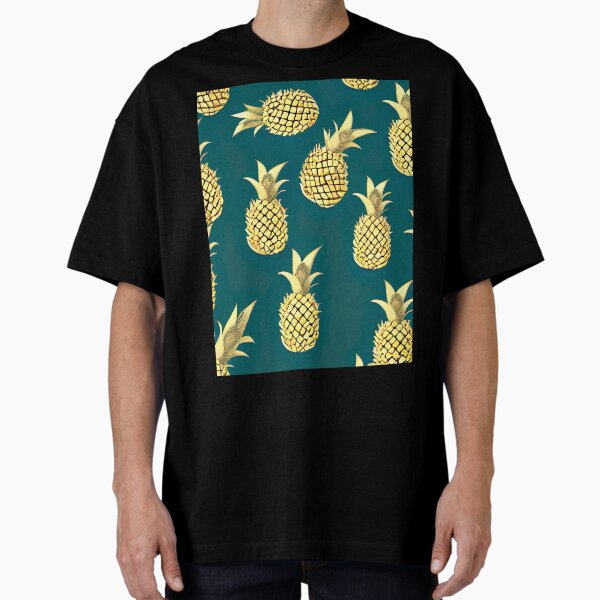 Golden pineapple pattern on a green background Oversized T-Shirt