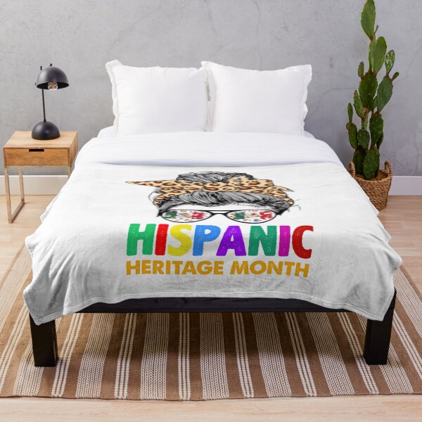 Aperçu de l'œuvre t-shirt désordonné cheveux chignon pays latinx drapeau mois du patrimoine hispanique créée et vendue par Norstyle.
