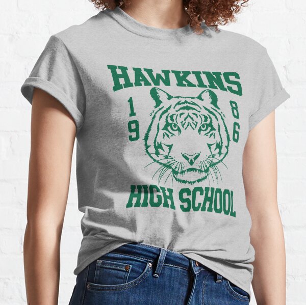 Vista previa del artículo con la obra «Stranger Things 4 Hawkins High School Green Logo», diseñado y vendido por FifthSun.