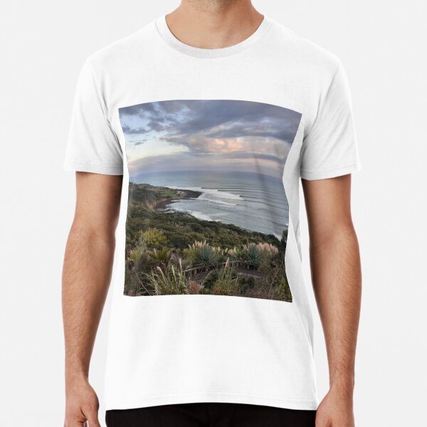 Stunning View of Manu Bay Surf in New Zealand Premium T-Shirt