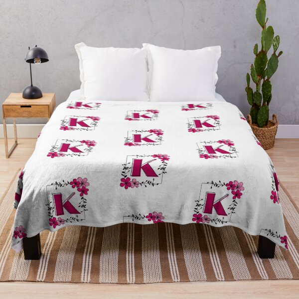 Artikelvorschau, Rosa Monogramm K mit rosa Blumenrahmen entworfen und verkauft von Coffee Lifestyle.
