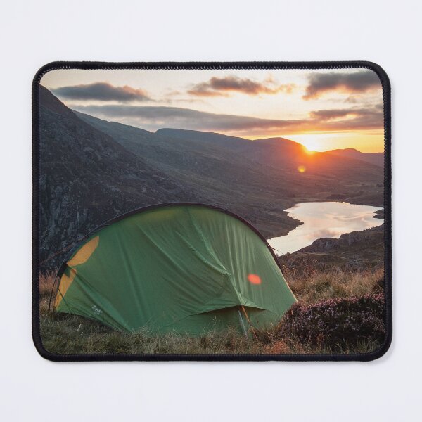 Artikelvorschau, Wildcampen im Snowdonia-Nationalpark | Sonnenaufgang über Llyn Ogwen entworfen und verkauft von BackpackTravel.