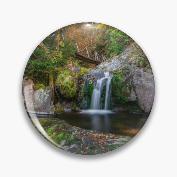 Artikelvorschau, kühle grüne Landschaft mit einem Wasserfall und grünen Bäumen und Bergkunst entworfen und verkauft von BEAUTY ⭐⭐⭐⭐⭐.