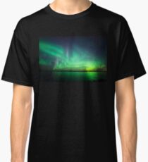 Nordlichter über See Classic T-Shirt