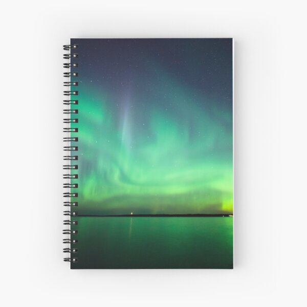 Aurora boreal sobre el lago Cuaderno de espiral