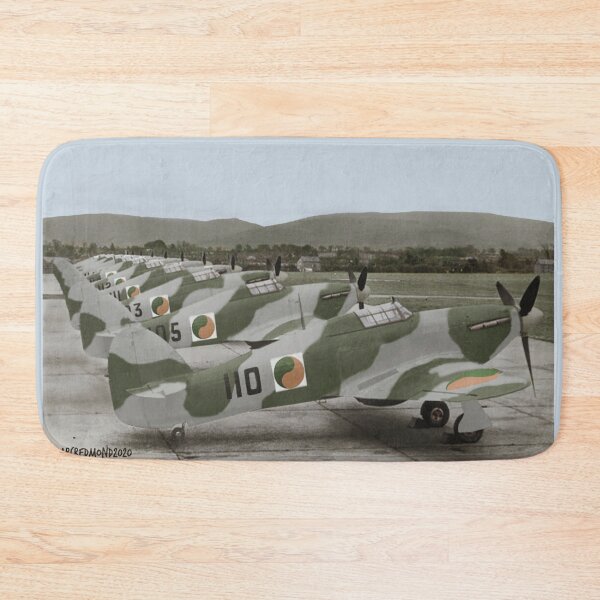 Artikelvorschau, Irish Air Corps Hawker Hurricane Line Up Baldonnell Aerodrome 1946 entworfen und verkauft von Marc Redmond.
