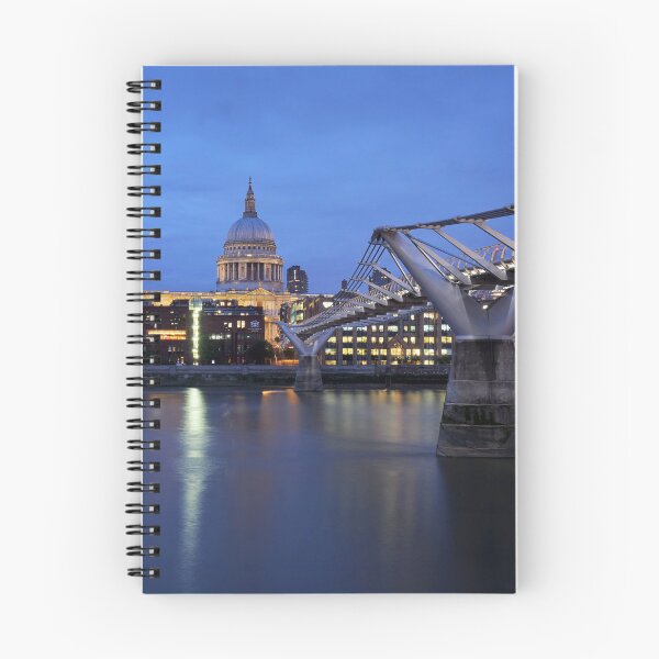 Artikelvorschau, St Paul's Cathedral und die Millenium Bridge (London) entworfen und verkauft von stevewhitephoto.