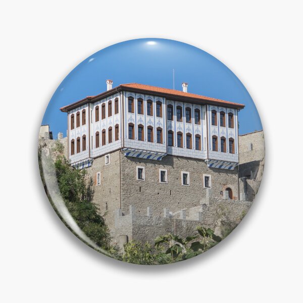 Artikelvorschau, Oben auf dem Hügel - eine byzantinische Kirche und ein Wiederbelebungshaus mit fabelhafter Aussicht entworfen und verkauft von Georgia Mizuleva.