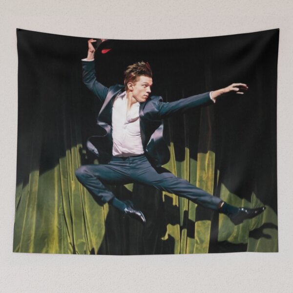 Artikelvorschau, Tom Holland springen entworfen und verkauft von marymrtinez.