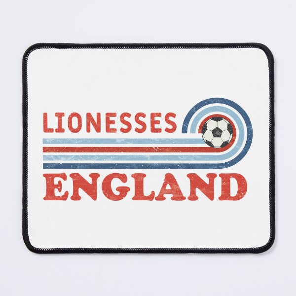 Artikelvorschau, England-Löwinnen-Fußball-Retro- Sonnenuntergang (horizontal) WOSO entworfen und verkauft von Numero14.