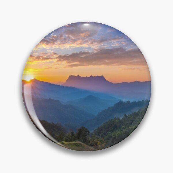 Artikelvorschau, Schöne grüne Landschaft mit grünem Gras und Berg bei Sonnenuntergang entworfen und verkauft von BEAUTY ⭐⭐⭐⭐⭐.