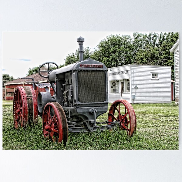 Artikelvorschau, McCormick-Deering Tractor entworfen und verkauft von Patricia Montgomery.