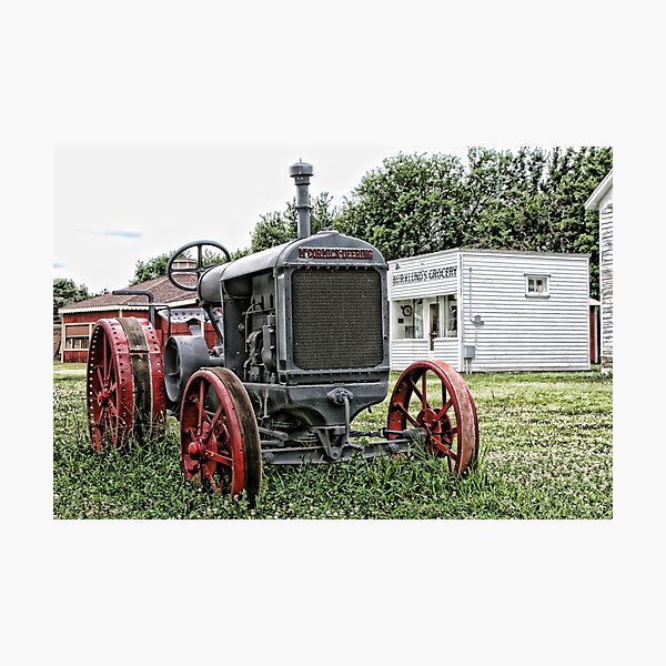 Artikelvorschau, McCormick-Deering Tractor entworfen und verkauft von Patricia Montgomery.
