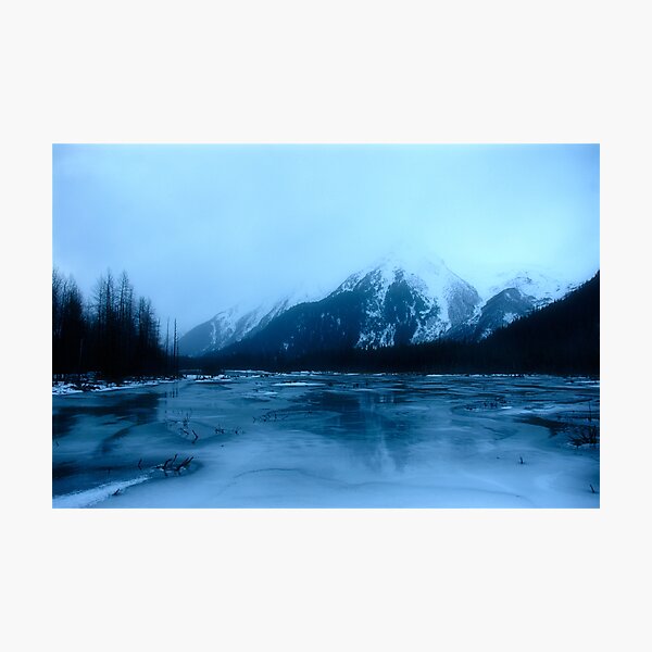 Artikelvorschau,  Alaska.
08. Dezember 2007.
Nikon D70s.

Der alaskische Winter ist ein hartes Tier. Kalte Winde können durch die offenen Talpässe reißen. Gefrorener Regen kann horizontal durch diesen Wind fahren entworfen und verkauft von jsjones.