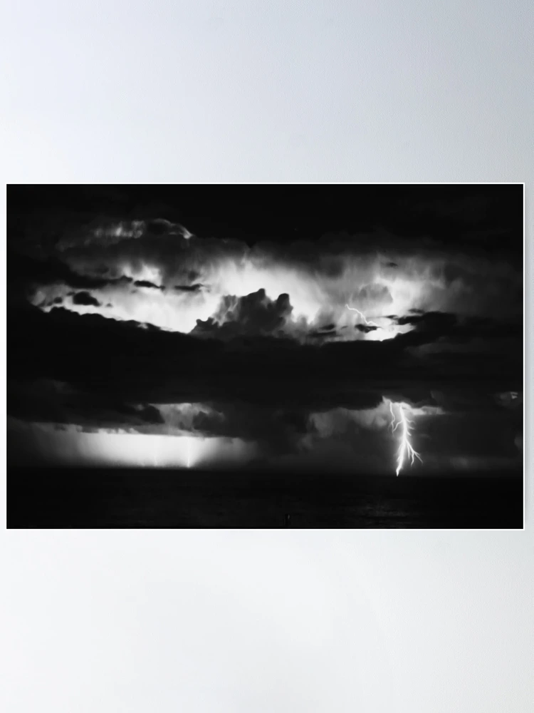 DARK SKIES BLACK AND WHITE PHOTO OF LIGHTNING OVER THE PACIFIC