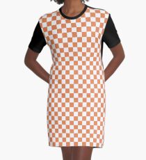 Kapuzinerkäse-orange und weißes klassisches Schachbrett-wiederholendes Muster T-Shirt Kleid