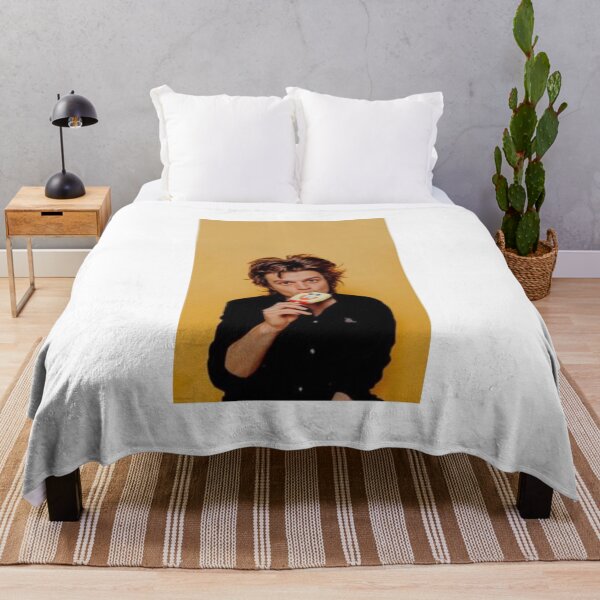 Artikelvorschau, Joe Keery Orange Fotoshooting entworfen und verkauft von isabellagoldie.