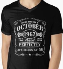 Né en octobre 1967 - Les légendes sont nées en octobre T-shirt col V homme
