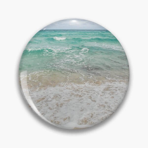 Aperçu de l'œuvre Plage d'été avec océan bleu turquoise, vagues mousseuses et sable beige créée et vendue par MyArt23.