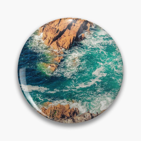 Aperçu de l'œuvre Plage d'été avec océan bleu turquoise, vagues mousseuses et rochers beiges créée et vendue par MyArt23.