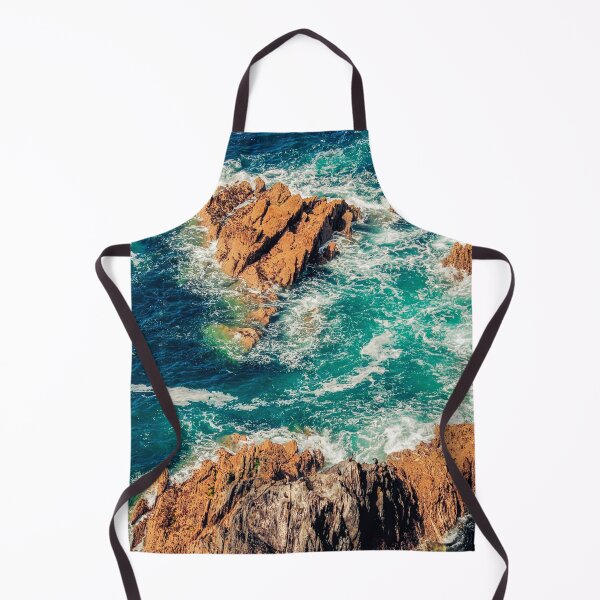 Aperçu de l'œuvre Plage d'été avec océan bleu turquoise, vagues mousseuses et rochers beiges créée et vendue par MyArt23.