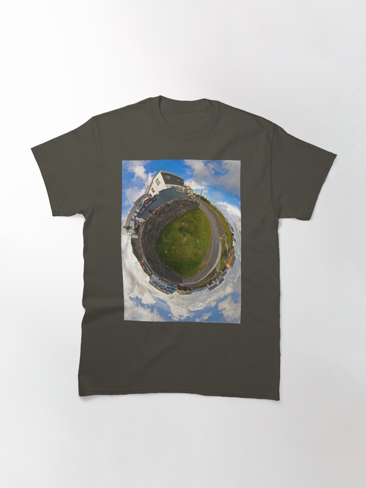 Alternate view of Tigh Ruairi - Inisheer Village (Sky out) Classic T-Shirt