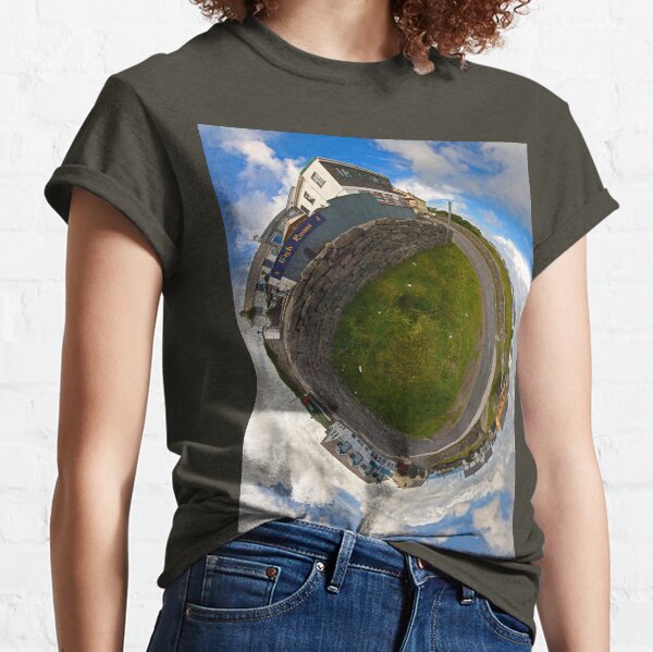 Tigh Ruairi - Inisheer Village (Sky out) Classic T-Shirt