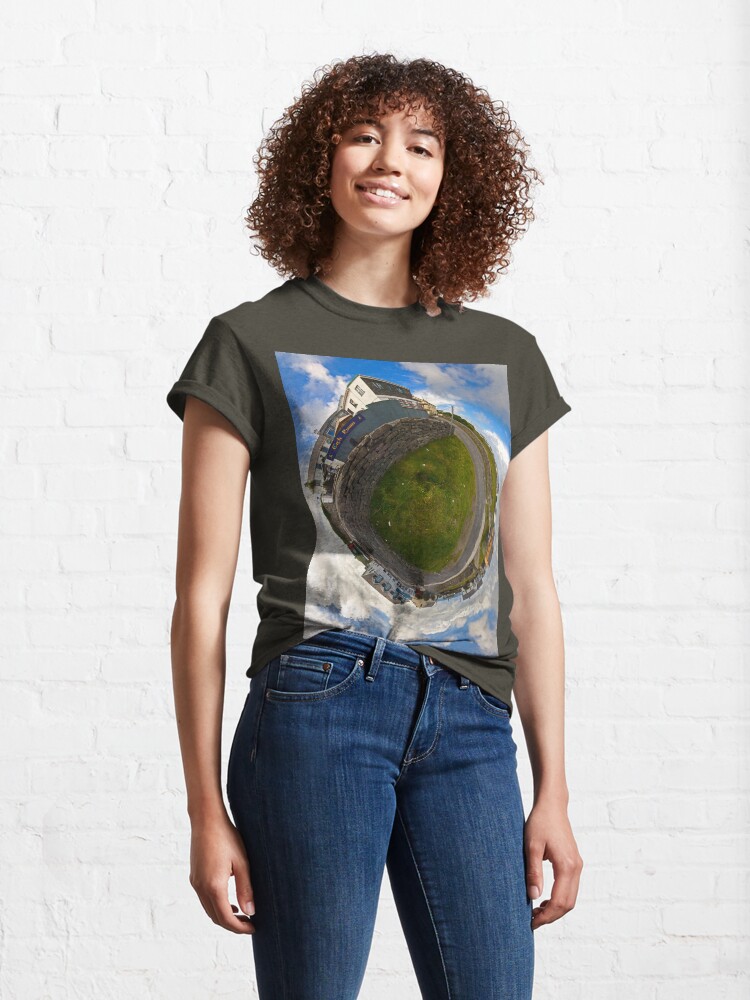 Alternate view of Tigh Ruairi - Inisheer Village (Sky out) Classic T-Shirt
