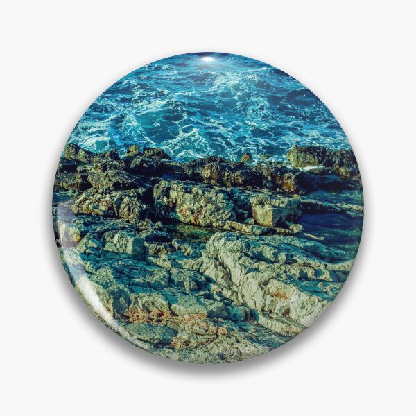 Artikelvorschau, Blauer Ozean Sommerstrand mit felsigen Felsen entworfen und verkauft von MyArt23.
