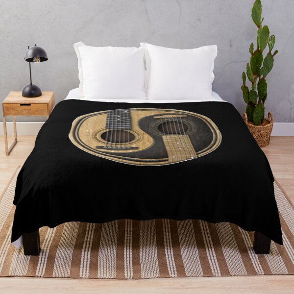 Artikelvorschau, Alte und abgenutzte Akustikgitarren Yin Yang Essential T-Shirt entworfen und verkauft von SaarPeters.