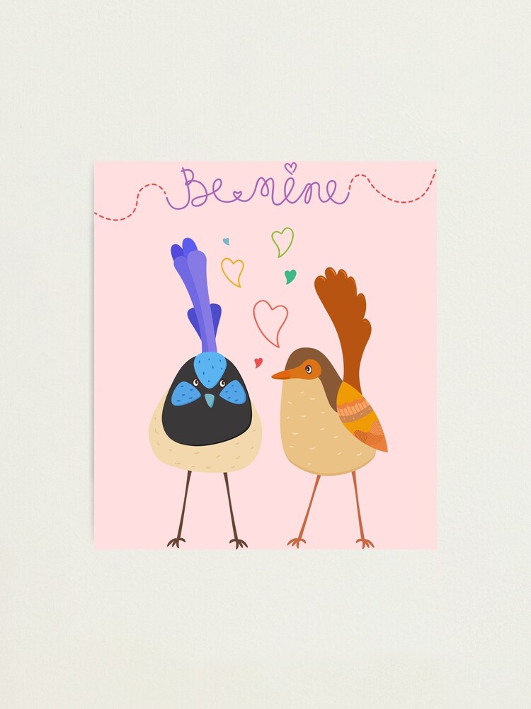 Lámina fotográfica «Linda caricatura de pájaros de amor románticos enamorados con corazones y texto de Be Mine» de amamoto | Redbubble Lámina fotográfica «Linda caricatura de pájaros de amor románticos enamorados con corazones y texto de Be Mine» de amamoto | Redbubble