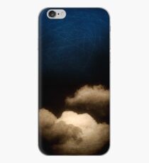 Wolken in einer zerkratzten Dunkelheit iPhone-Hülle & Cover