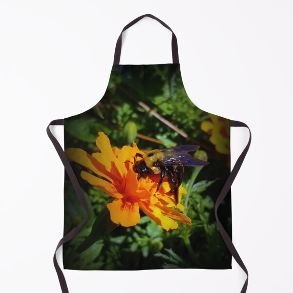 Item preview, Bumblebee en flor de caléndula designed and sold by Heathermarie321.