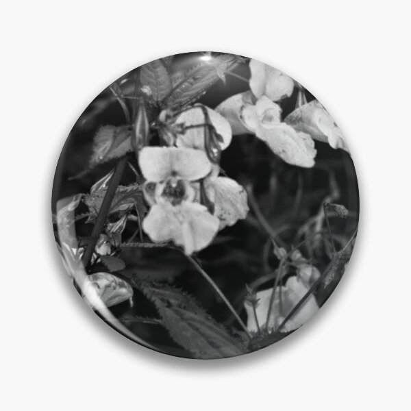 Artikelvorschau, Blumen schwarz und weiß entworfen und verkauft von Francespoppy.