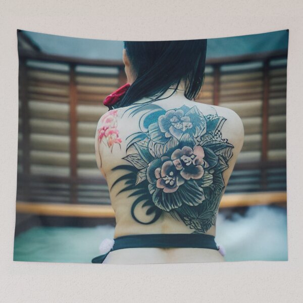 Artikelvorschau, Yakuza-Mädchen zeigt ihr Rückentattoo entworfen und verkauft von RK - Shop.