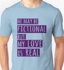 Camiseta unisex él puede ser ficticio pero mi amor es real (1)