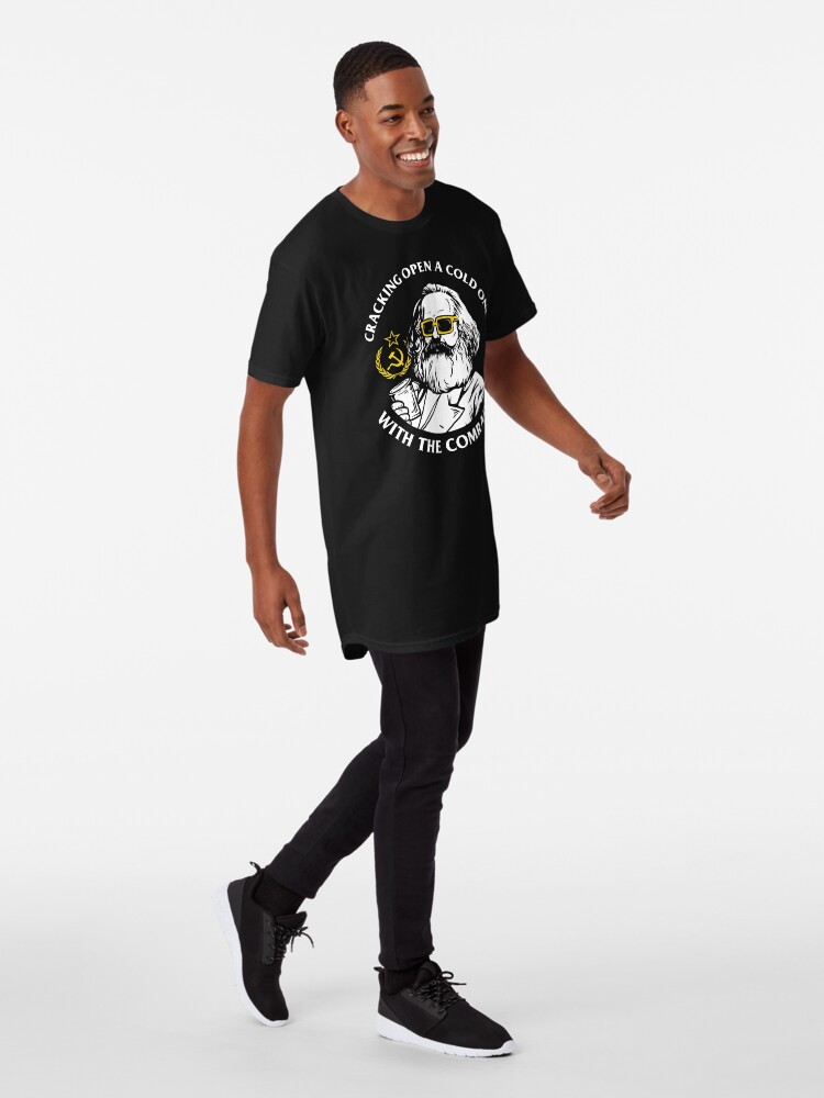 Imagen 3 de 5, Camiseta larga con la obra Abre una cerveza fría con los camaradas, diseñada y vendida por dumbshirts.