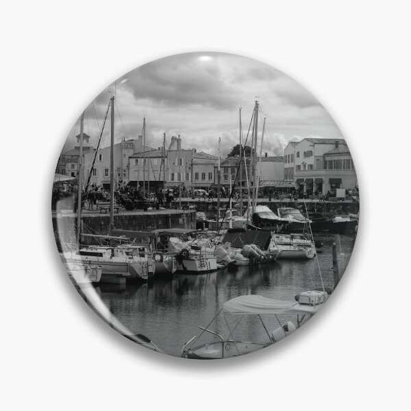 Artikelvorschau, Blick auf den Hafen von Saint-Martin-de-Ré in Schwarz und Weiß entworfen und verkauft von FotoMahieu.