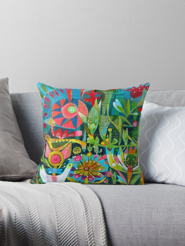 Aperçu 1 sur 4. Coussin avec l'œuvre Oiseaux et Boutons créée et vendue par EsteMacleod.
