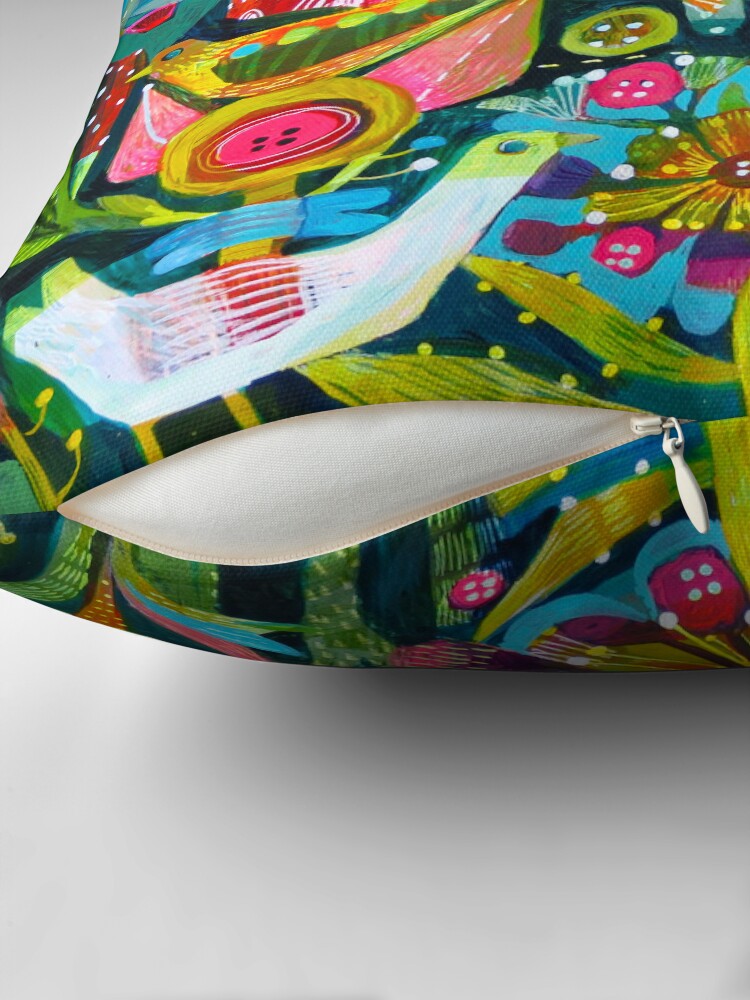 Aperçu 2 sur 4. Coussin avec l'œuvre Oiseaux et Boutons créée et vendue par EsteMacleod.