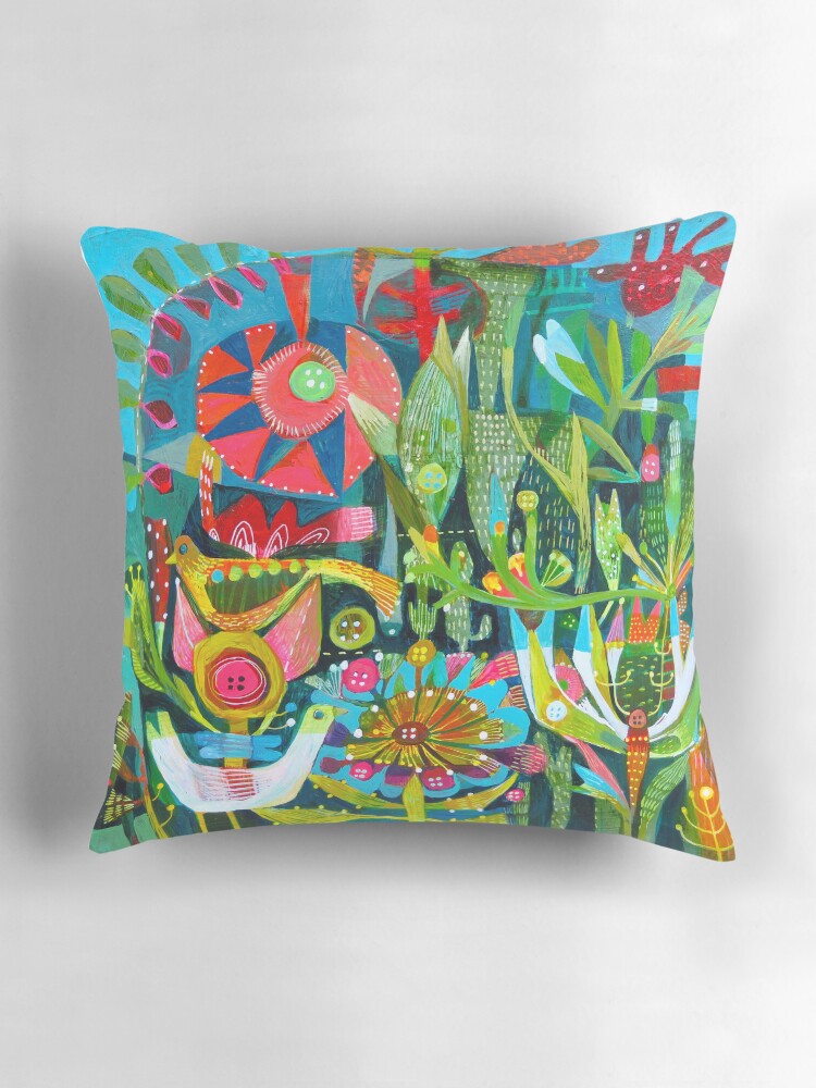 Aperçu 3 sur 4. Coussin avec l'œuvre Oiseaux et Boutons créée et vendue par EsteMacleod.