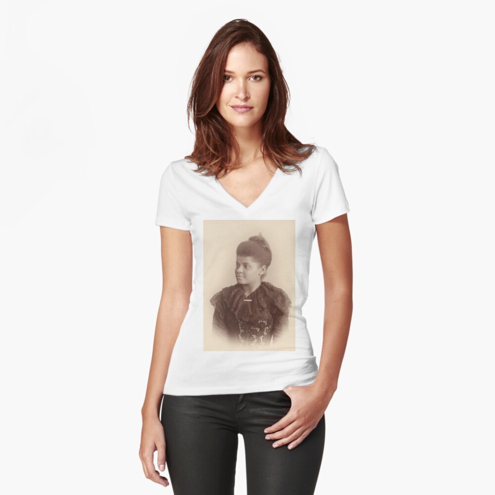 Vista previa del artículo con la obra «Camiseta entallada de cuello en V», diseñado y vendido por fineearth.