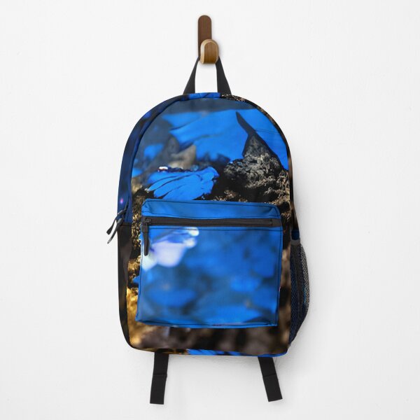 Aperçu de l'œuvre papillon bleu brillant dans la nuit, dans les bois, couleur néon #20 créée et vendue par supeart.
